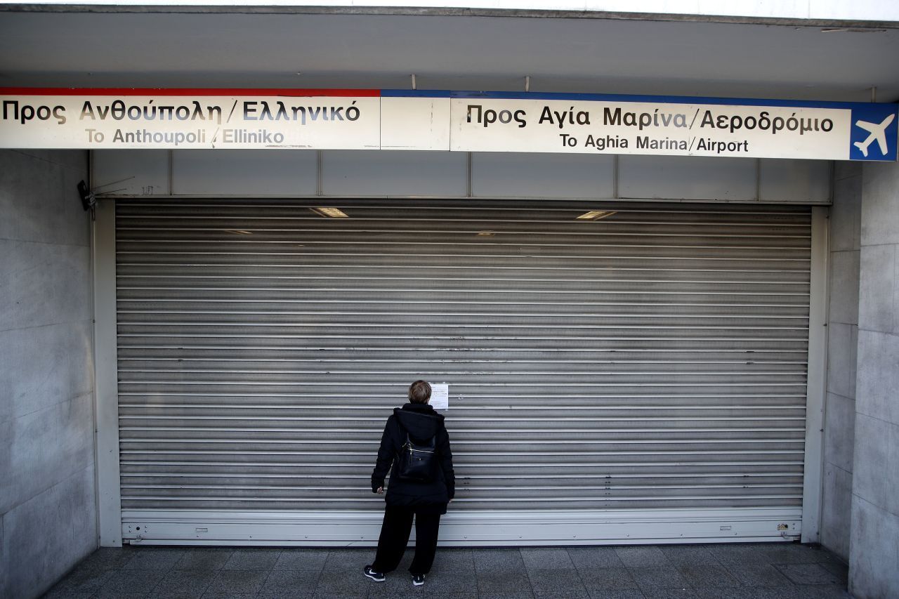 Griechenland hat sich bislang zwar nicht offiziell für bankrott erklärt, befindet sich aber seit über zehn Jahren in einer Finanzkrise. Ursache hierfür war seine nicht nachhaltige Schuldenpolitik. Weil der Staat aber seit 2001 zur Europäischen Union gehört und deren Währung führt, sah sich die EU dazu verpflichtet, das Land zu unterstützen. 2010 konnte eine Staatspleite so gerade noch abgewendet werden. Die Krise im Land trif