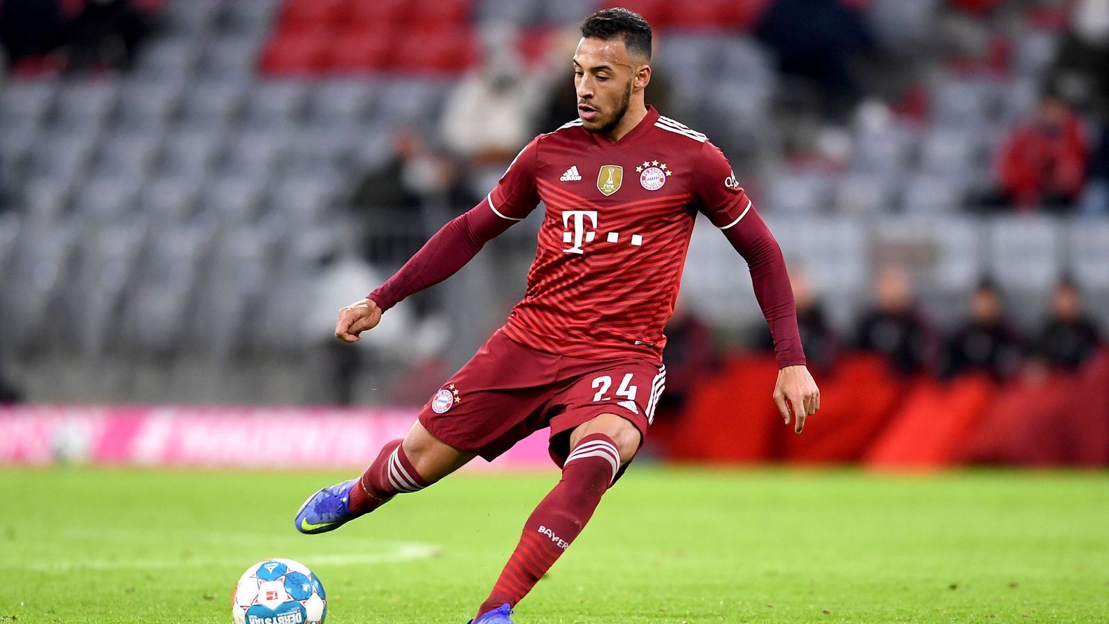 
                <strong>Corentin Tolisso</strong><br>
                Ersetzt Kimmich auf der Doppelsechs und macht seine Sache ordentlich. Allerdings fehlt ihm auch immer wieder das Auge für den richtigen Pass. Hat kurz vor der Pause Glück, dass er nach einer Grätsche gegen Reus ohne Karte davonkommt. ran-Note: 3
              