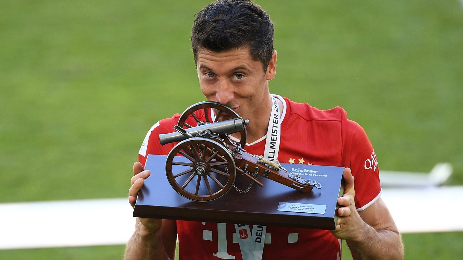 
                <strong>Kategorie: Abschneiden in der nationalen Liga 2019/20</strong><br>
                Lewandowski: Deutscher Meister (FC Bayern), Torschützenkönig mit 34 Treffern in 31 SpielenRonaldo: Italienischer Meister (Juventus Turin), Zweiter der Torjägerliste mit 31 Toren hinter Ciro Immobile (36)Messi: Vize-Meister (FC Barcelona), Torschützenkönig in La Liga mit 25 Toren
              