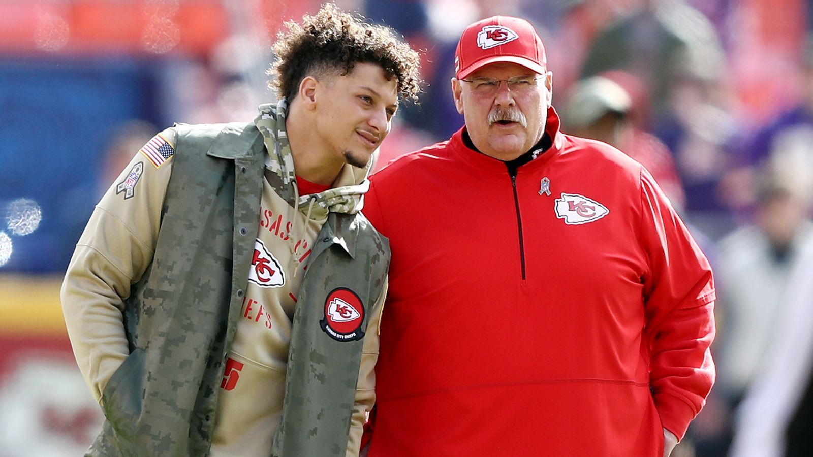 
                <strong>Jahr für Jahr: Das verdient Patrick Mahomes</strong><br>
                Patrick Mahomes (l.) hat gerade gut lachen. Der Quarterback der Kansas City Chiefs ist der neue stolze Besitzer eines Vertrags der alle Rekorde sprengt: Zehn Jahre Laufzeit und ein Gehalt von fast einer halben Milliarde Dollar. Noch nie hat ein Sportler so viel Geld verdient. ran.de zeigt Euch, wie viel Geld Mahomes in jedem Jahr seines neuen Supervertrags verdient.
              