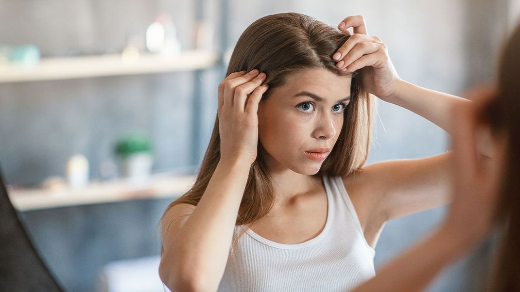 Es juckt und kratzt auf der Kopfhaut? Wir sagen euch, wann ihr bei Haarschuppen auf medizinischen Rat setzen solltet.&nbsp;