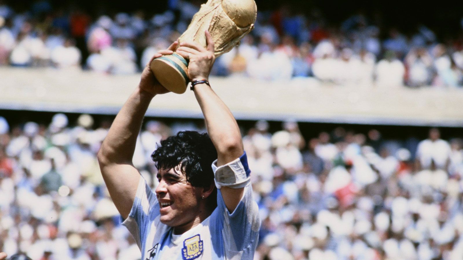 
                <strong>Weltmeister 1986</strong><br>
                Der Weg war aber noch nicht zu Ende. Im Halbfinale gewann die Albiceleste souverän gegen Belgien. Einem Titel stand nur noch Deutschland im Weg. Doch Maradona führte sein Land mit einem 3:2-Erfolg und der entscheidenden Torvorlage zum zweiten WM-Titel. Mit fünf Toren und fünf Assists machte sich Maradona in seinem Land unsterblich.
              