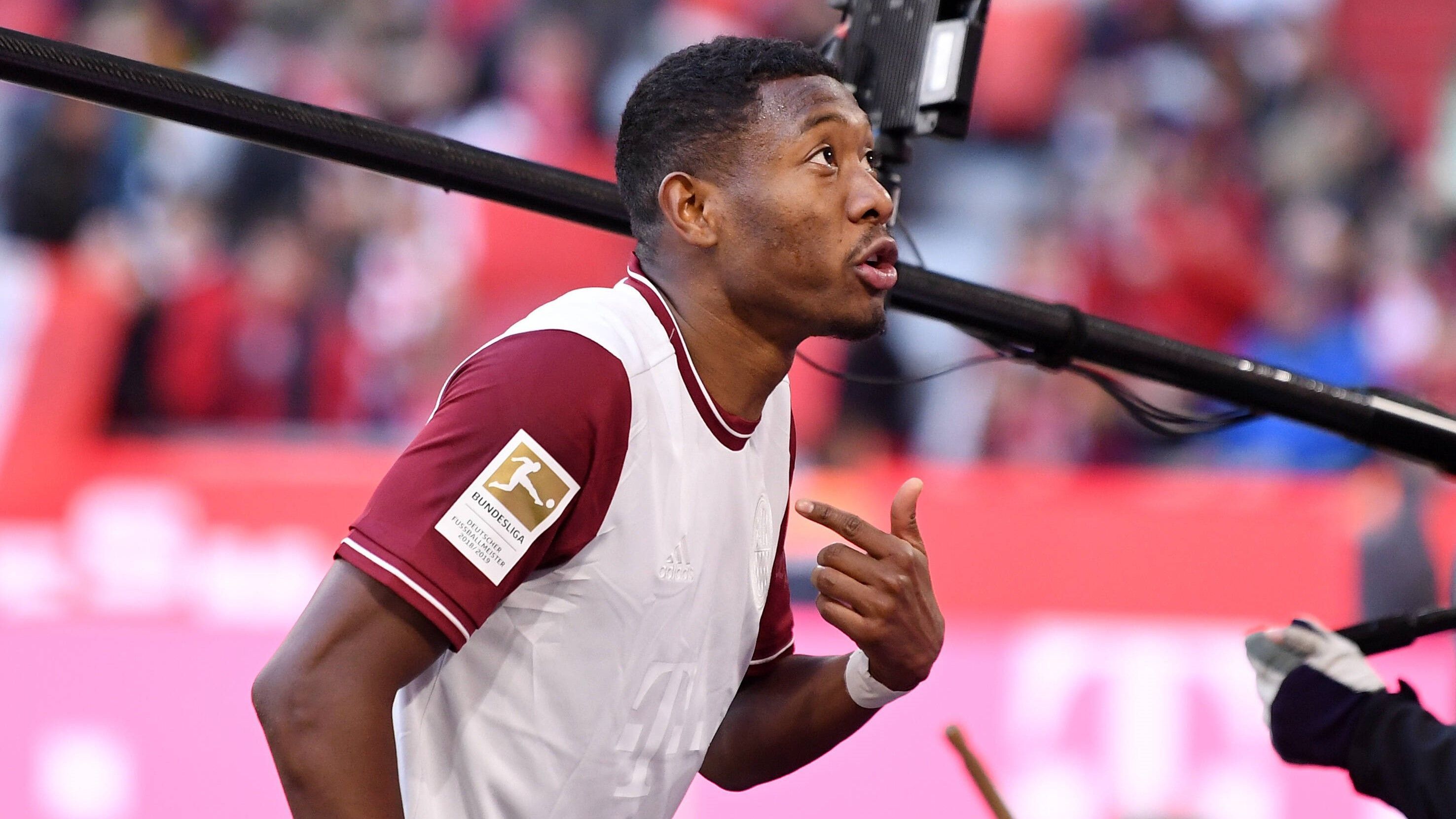 
                <strong>David Alaba</strong><br>
                David Alaba blüht seit seiner Versetzung in die Innenverteidigung wieder auf, nachdem er auf dem linken Flügel lange Zeit stagnierte. In seiner jüngsten Verfassung wäre er eine Stütze in der Münchner Mannschaft. Allerdings ist sein Verbleib keineswegs sicher. Immer mal wieder sagte der Österreicher, er könne sich einen Wechsel ins Ausland vorstellen. Zuletzt soll ein spektakuläres Tauschgeschäft ein mögliches Szenario gewesen sein, davon berichten "tz" und "Bild" übereinstimmend: Alaba zu Manchester City, im Gegenzug würde Leroy Sane an die Isar wechseln.Bezüglich des Urhebers dieses Konstrukts gibt es verschiedene Auffassungen. Laut "Bild" ging die Idee von beiden Klubs aus, laut "tz" von Alabas neuem Agenten Pini Zahavi. Als sicher gilt: Der Linksfuß will nicht nach Manchester. Er soll vielmehr die spanische Liga im Auge haben, dort hat Real Madrid angeblich Interesse. Dass Alaba überhaupt an einen Abschied denkt, soll mit Vertragsverhandlungen aus dem Jahr 2016 zusammenhängen. Damals soll ihm laut "Bild" die Chance zugesichert worden sein, sich auf seiner Wunschposition im Mittelfeld beweisen zu dürfen. Doch das ist nicht passiert.
              