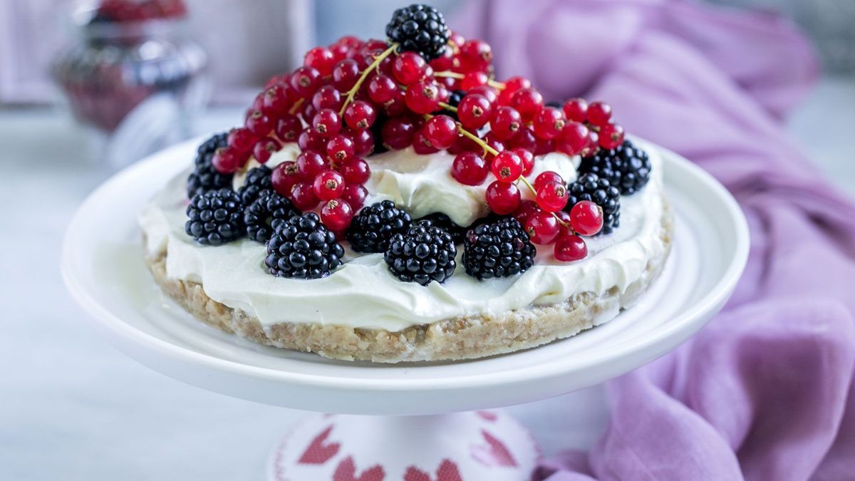 Beerenkuchen mit Zitronenkeksboden