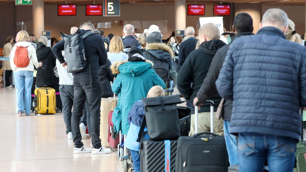 Verdi hat Beschäftigte im Sicherheitsbereich an Flughäfen zu einem ganztägigen Warnstreik aufgerufen - zum Verdruss der Passagier:innen.