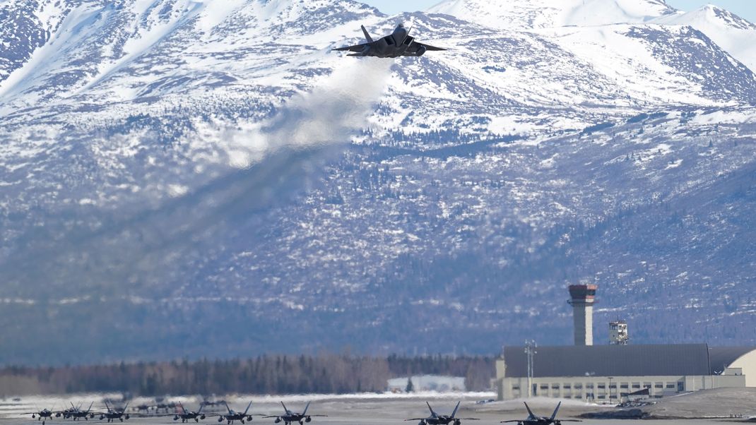 Ein US-Kampfjet vom Typ F-22 überfliegt die US-Militärbasis Elmendorf-Richardson in Alaska.