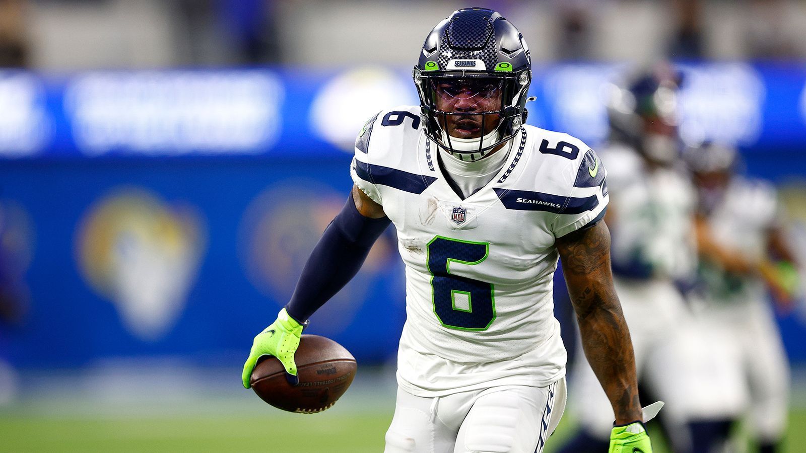 
                <strong>Seattle Seahawks: Quandre Diggs</strong><br>
                Eine schwere Verletzung beendete die Saison von Quandre Diggs. Wann genau er wieder fit wird, ist noch unklar. Zuvor überzeugte er mit fünf Interceptions und gutem Tackling. Der neue Defensive Coordinator Clint Hurtt kündigte bereits an, dass die Seahawks "aggressiv" spielen wollen, Diggs wäre ein guter Safety für diesen Spielstil.  
              