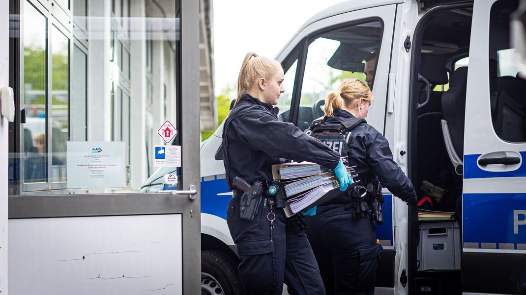Am Mittwochmorgen durchsuchte die Polizei die Geschäftsräume des niedersächsischen Landesverbandes sowie eines Kreisverbandes der AfD in Hannover.
