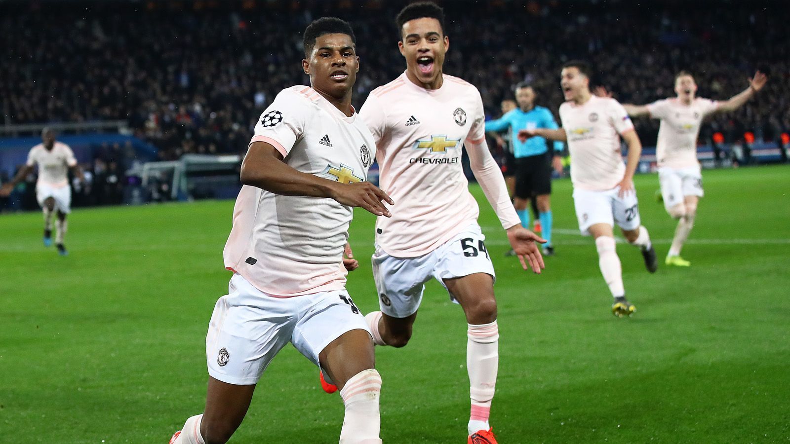 
                <strong>Manchester United </strong><br>
                Das hätte Manchester United kaum einer zugetraut. Am ersten Spieltag der Königsklasse feierten die "Red Devils" einen Überraschungssieg bei Paris St. Germain. Dabei stand Trainer Ole-Gunnar Solskjaer nach dem 1:6 gegen Tottenham Hotspur in der Premier League Anfang Oktober schon fast vor dem Aus. In der Liga läuft es für den Gegner von RB Leipzig (21 Uhr im Liveticker auf ran.de) aber mittlerweile auch wieder besser.
              