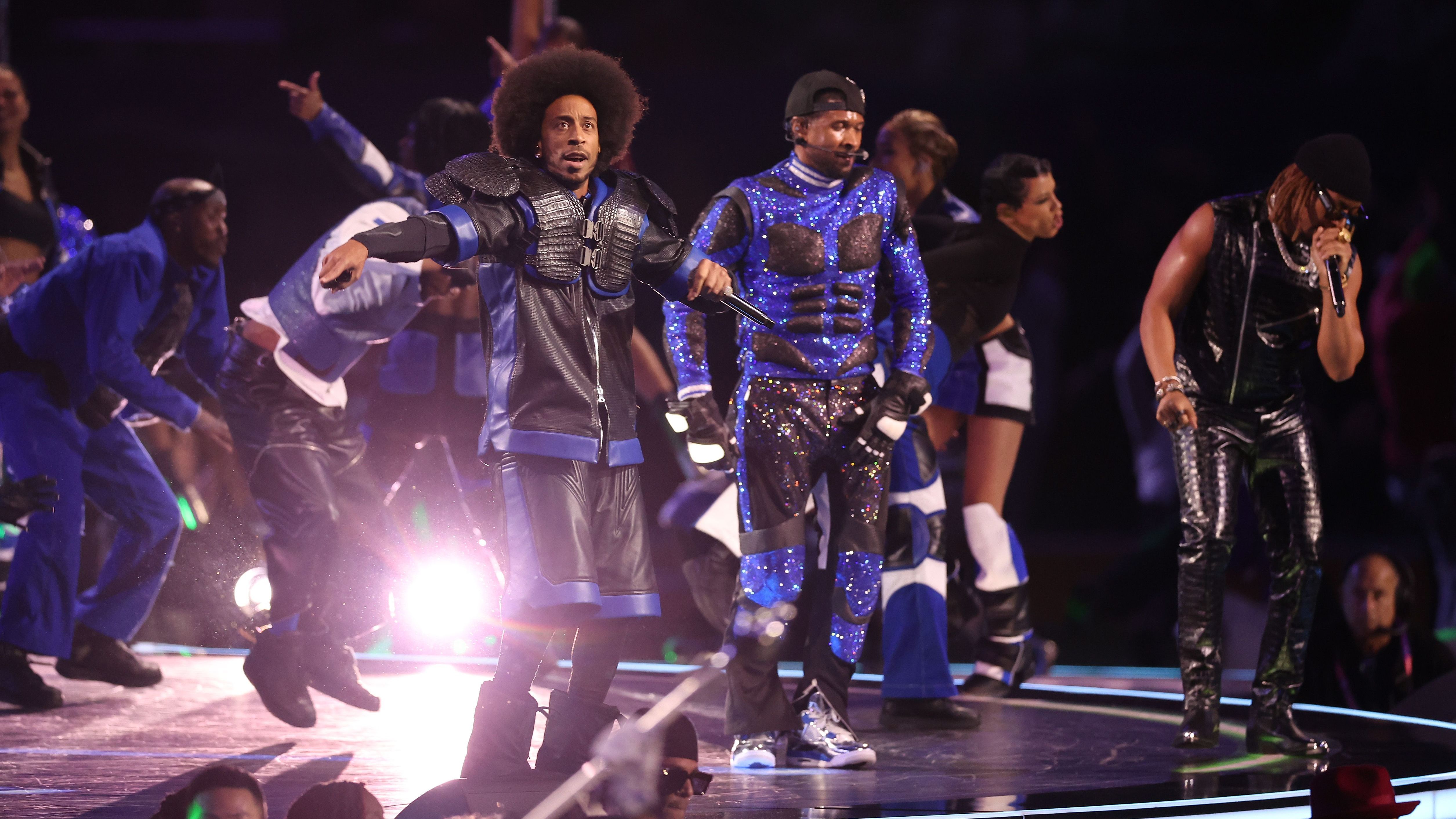 <strong>Rapper Ludacris heizt der Menge ein</strong><br>Währendessen hat Usher schon wieder sein Outfit gewechselt.