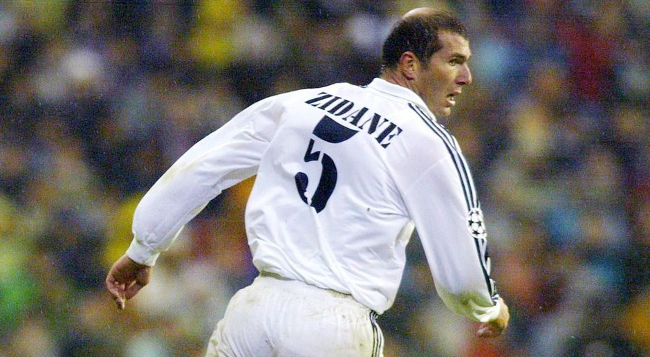 
                <strong>Mittelfeld: Zinedine Zidane</strong><br>
                Zwischen 1988 und 2006 spielte der vielleicht beste Fußballer der französischen Geschichte unter anderem für Girondins Bordeaux, Juventus Turin und Real Madrid. Zidane holte auf Vereinsebene insgesamt elf Titel, darunter die Champions League 2002, und wurde mit Frankreich Welt- (1998) und Europameister (2000).
              
