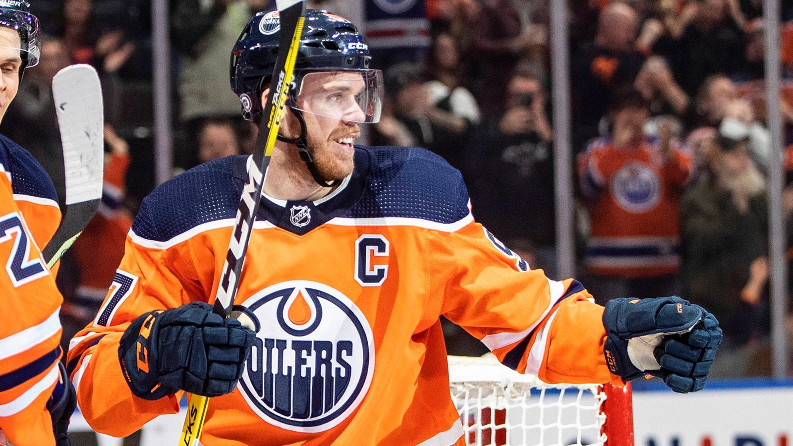 
                <strong>Connor McDavid (Edmonton Oilers) - 106 Scorerpunkte (41 Tore/65 Assists)</strong><br>
                Ist Leon Draisaitl nur so gut, weil er Connor McDavid häufig an seiner Seite weiß? Diese Diskussion köchelte um die Edmonton Oilers eine ganze Weile, Draisaitl hat sie inzwischen längst widerlegt und ist als gleichwertig anerkannt. Doch Kapitän McDavid bleibt die vielleicht spektakulärste NHL-Attraktion. Sein Speed und seine Puckkontrolle sind mehr oder weniger unerreicht, der Kanadier ist in quasi jeder Sekunde des Spiels zu etwas Außergewöhnlichem in der Lage. Eine weitere Kostprobe seines Könnens war der Overtime-Siegtreffer bei den Sharks nach einem grandiosen Pass von Goalie Mike Smith. 
              