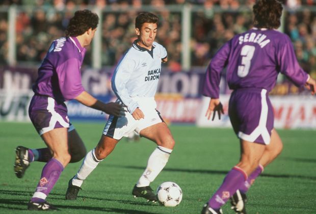 
                <strong>Zuerst in der Schweiz, dann bei Lazio Rom</strong><br>
                Roberto di Matteo, in der Schweiz geboren, spielt in der Juniorenmannschaft des FC Schaffhausen. 1991 wechselt er zum FC Zürich, danach zum FC Aarau. Der nächste Schritt? Der Transfer des Mittelfeldspielers zu Lazio Rom.
              