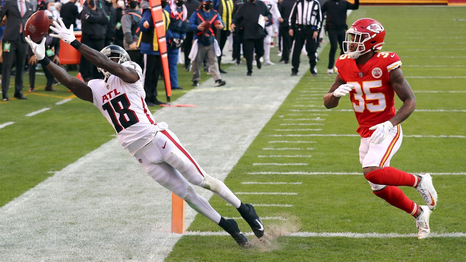 
                <strong>Gewinner: Falcons-Receiver</strong><br>
                Durch den Abgang des siebenmaligen Pro Bowlers eröffnen sich für die restlichen Receiver im Kader der Falcons neue Möglichkeiten. Calvin Ridley könnte einen Entwicklungssprung machen und sich als neue Nummer eins etablieren, nachdem er diesen Status bereits 2020 während Jones' Verletzungspause innehatte. Auf Kyle Pitts, vierter Pick des diesjährigen Drafts, dürfte direkt eine noch größere Rolle im Passspiel zukommen. Und Russell Gage, der sich in seinen bisherigen drei Spielzeiten Jahr für Jahr steigerte, dessen Rookie-Vertrag aber nach der Saison 2021 ausläuft, kann sich für eine Ausdehnung seines Kontrakts empfehlen.
              