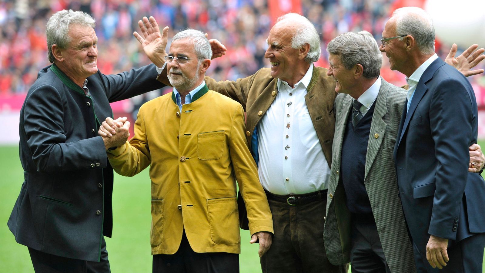 
                <strong>Gerd Müller ist tot: Eine unvergleichliche Torjäger-Karriere</strong><br>
                Vor gut sechs Jahren hatten die Bayern öffentlich gemacht, was nur ein kleiner Kreis von Eingeweihten wusste: Gerd Müller, der ewige Torjäger, war an Alzheimer erkrankt und lebte in einem Pflegeheim. Dort kämpfte er gegen das Vergessen. Bis Sonntagmorgen, als er im Alter von 75 Jahren verstarb. Was bleibt, ist eine unvergleichliche Torjäger-Karriere.
              