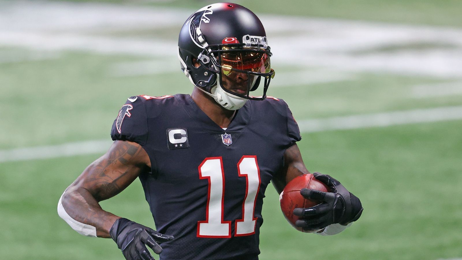 
                <strong>Atlanta Falcons</strong><br>
                Nachdem Calvin Ridley für die kommende Saison wegen illegaler Wetten gesperrt wurde, brauchen die Falcons wieder einen Nummer-eins-Receiver. Warum also nicht eine Rückkehr von Julio Jones? Getradet wurde der ehemalige Superstar Atlantas am Ende wegen seines Vertrags. Vorstellbar, dass er für kleines Geld zurückkommt, da auch Deshaun Watson wohl eine Option in Georgia ist.
              