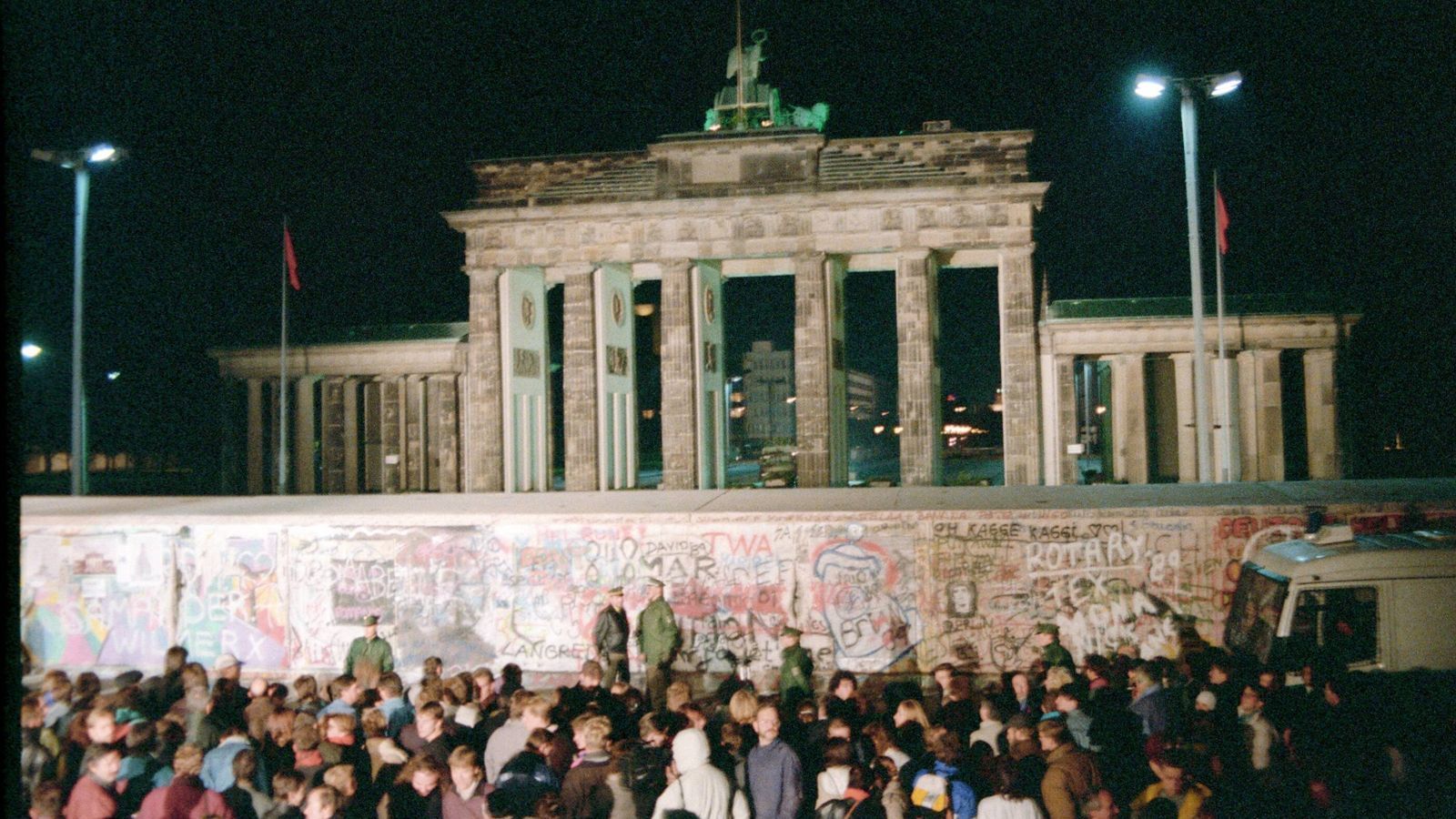 
                <strong>Die deutsche Wiedervereinigung</strong><br>
                Politisch war das Jahr 1990 wohl eines der wichtigsten der deutschen Geschichte. Nach der Öffnung der Berliner Mauer 1989 trat die DDR am 3. Oktober der Bundesrepublik Deutschland bei. Deutschland war wiedervereinigt.
              