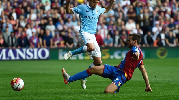 
                <strong>Yohan Cabaye</strong><br>
                Eröffnet wird die Liste der fünf besten Premier-League-Tackler von Yohan Cabaye. Niemand rutschte so oft in Richtung seines Gegenspielers wie der Franzose von Crystal Palace. Dem Statistikanbieter "Opta" zufolge tackelte Cabaye 46 Mal, mit einer Erfolgsquote von 87 Prozent.
              