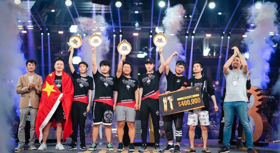 
                <strong>2.000.000 Dollar: PUBG Global Invitational 2018</strong><br>
                Player Unknown's Battlegrounds wurde erst im März 2017 veröffentlicht, doch das Wachstum des Spiels und der eSport-Szene ist enorm. So konnte PUBG im Juli ein Turnier in Berlin veranstalten, bei dem es insgesamt zwei Millionen Dollar Preisgeld zu gewinnen gab. Da in First Person und in Third Person gespielt wurde, gab es am Ende zwei Sieger: Die Teams Gen.G Gold aus Südkorea und Oh My God aus China (im Bild) gewannen umgerechnet jeweils etwa 360.000 Euro.
              