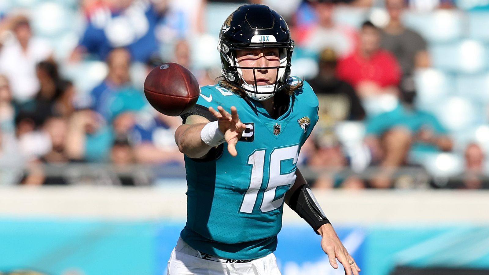 
                <strong>Jacksonville Jaguars (AFC South): Trevor Lawrence</strong><br>
                Trevor Lawrence war als Heilsbringer und wohl größtes Quarterback-Talent seit Andrew Luck in die Liga gekommen, hatte in seinem Rookie-Jahr jedoch arge Probleme. Der First-Overall-Pick des Draft 2021 wurde von vielen wegen des mangelnden Talents auf der Wide-Receiver-Position sowie des Chaos' um Ex-Head-Coach Urban Meyer jedoch entschuldigt. Eine weitere Saison mit Zahlen wie 2021 (3.641 Yards, zwölf Touchdowns, 17 Interceptions) dürfte dem Supertalent von Clemson jedoch nicht mehr so einfach verziehen werden, mit Kickoff des 1. Spieltags ist die Schonfrist für Lawrence vorbei.
              