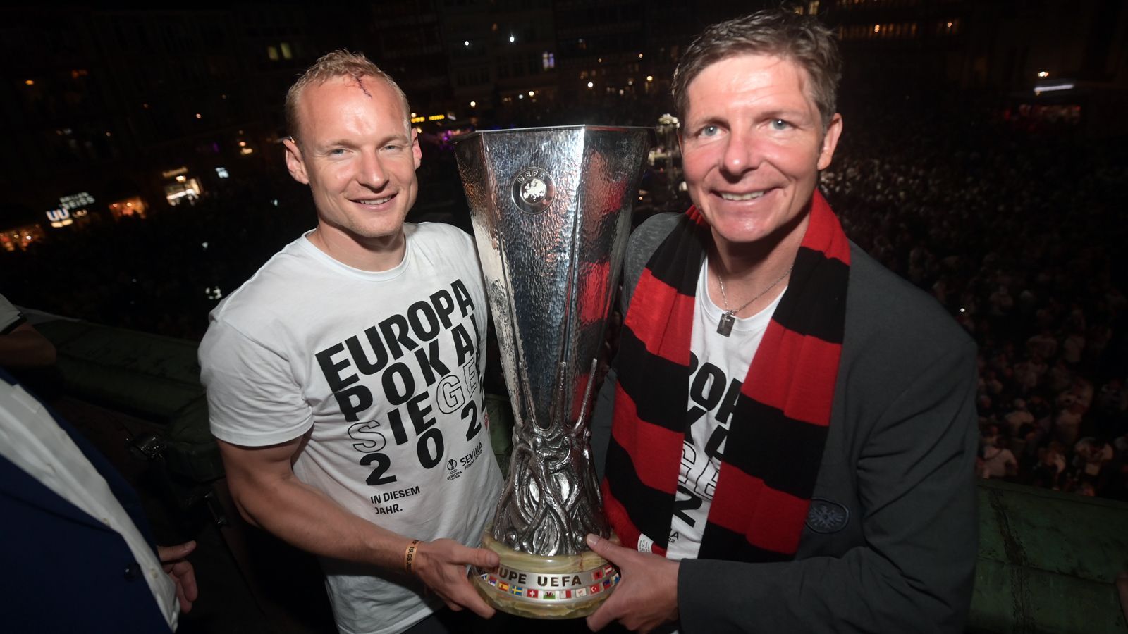 
                <strong>Europa-League-Sieg 2022</strong><br>
                Gleich in seiner ersten Saison in Frankfurt schaffte Oliver Glasner (re.) mit den Hessen Sensationelles. Unter der Führung des Österreichers gewannen die Frankfurter die Europa League und sicherten sich damit die erstmalige Teilnahme an der Champions League. 
              