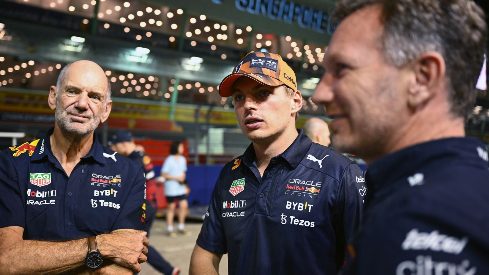 
                <strong>Verlierer: Max Verstappen (Red Bull Racing)</strong><br>
                Der WM-Führende Max Verstappen muss mindestens noch ein weiteres Rennen auf die erfolgreiche Titelverteidigung warten. Daran hat auch seine Box einen gewissen Anteil, denn beim Qualifying ging dem Niederländer der Benzin aus. So musste er im Rennen von Rang 8 starten und auch der Sonntag verlief alles Andere als reibungslos - Verstappen startete im falschen Modus, wie hinterher Teamchef Christian Horner bestätigte, wurde so von zahlreichen Konkurrenten gleich zu Beginn des Rennens überholt. Später verhinderte ein vermeintlicher Fahrfehler dann noch eine erfolgreiche Aufholjagd von Verstappen. Er kam als Siebter ins Ziel und war damit weit davon entfernt, die Titelverteidigung bereits in Singapur klarzumachen.
              