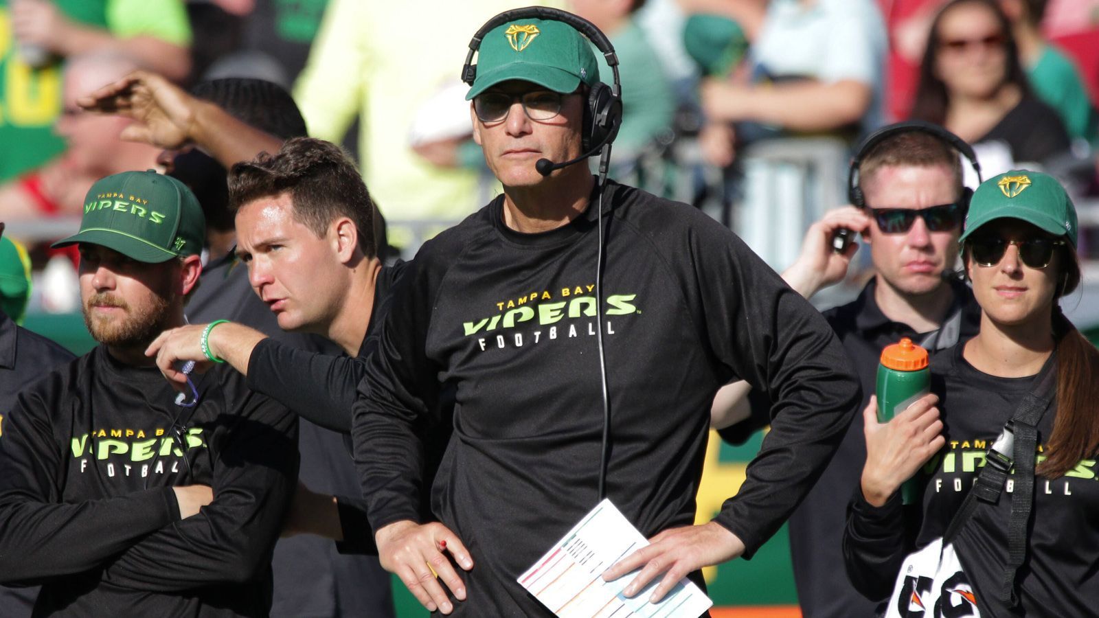 
                <strong>Gewinner: Marc Trestman (Head Coach der Tampa Bay Vipers)</strong><br>
                Die Kritik an dem einstigen Head Coach der Chicago Bears war groß. Kein Wunder: Nach drei Spieltagen waren die Tampa Bay Vipers die einzige noch sieglose Mannschaft der XFL. Schlimmer noch: Laut Medienberichten hatte der Cheftrainer einige Spieler gegen sich aufgebracht, die mit dem Offensiv-System nicht einverstanden waren. "Er ist zu stur, um das verdammte System zu ändern", soll ein nicht namentlich genannter Spieler laut dem "XFL Podcast" gesagt haben. Mit dem überragenden 25:0 gegen die favorisierten DC Defenders gab Trestman am Sonntag die richtige Antwort.  
              