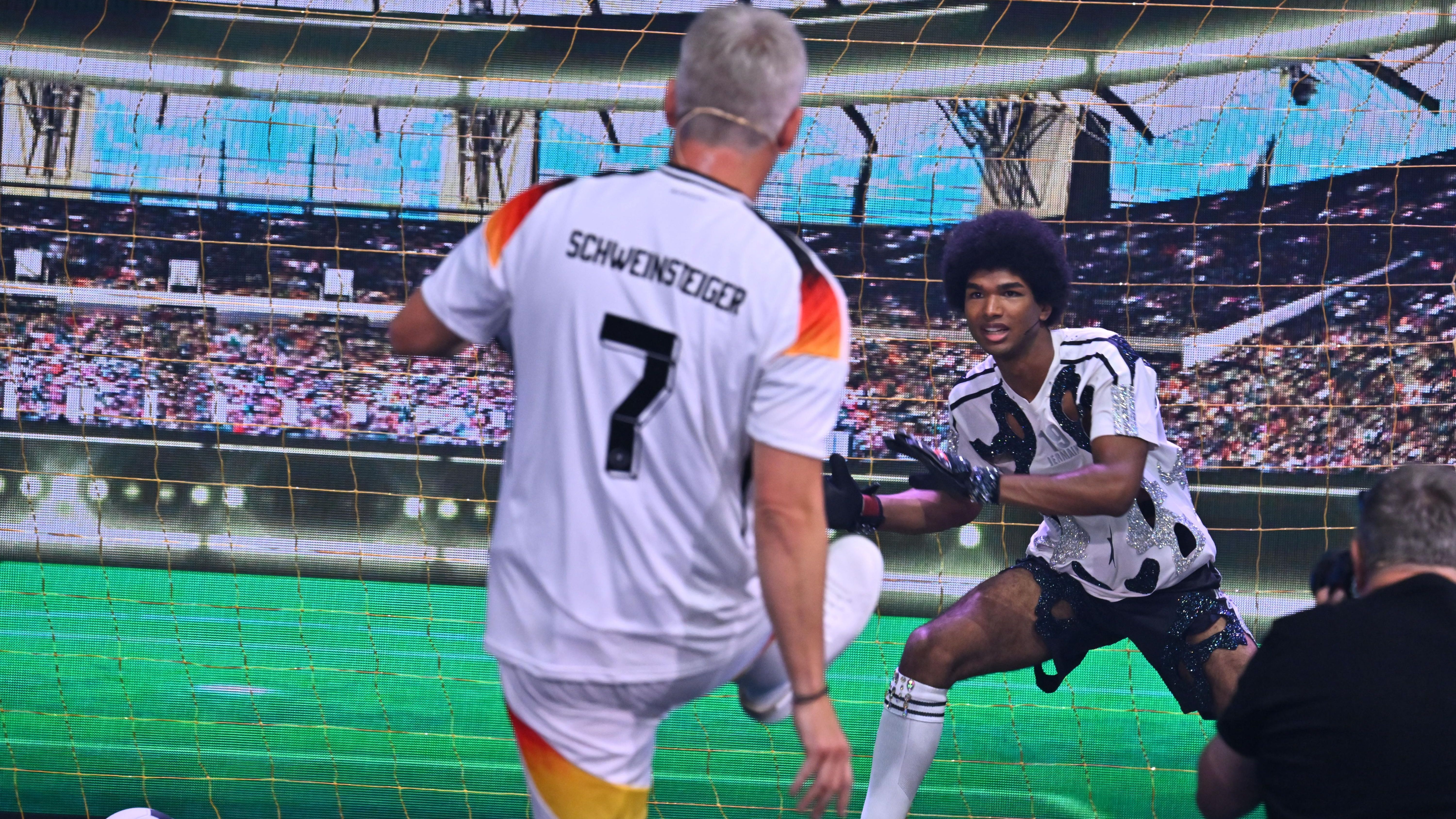 GNTM im EM-Fieber: Foto-Shooting mit Bastian Schweinsteiger.