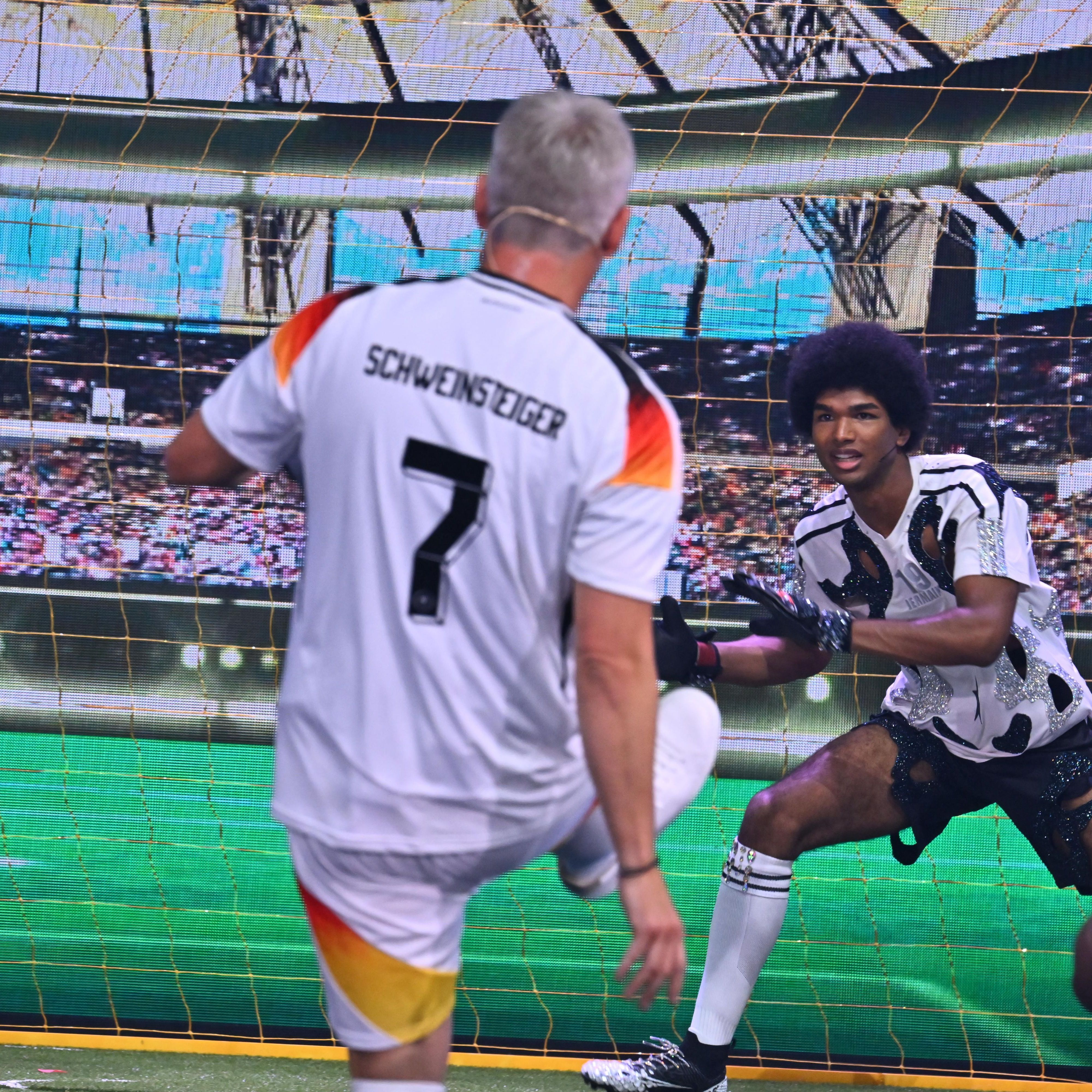 GNTM im EM-Fieber: Foto-Shooting mit Bastian Schweinsteiger.