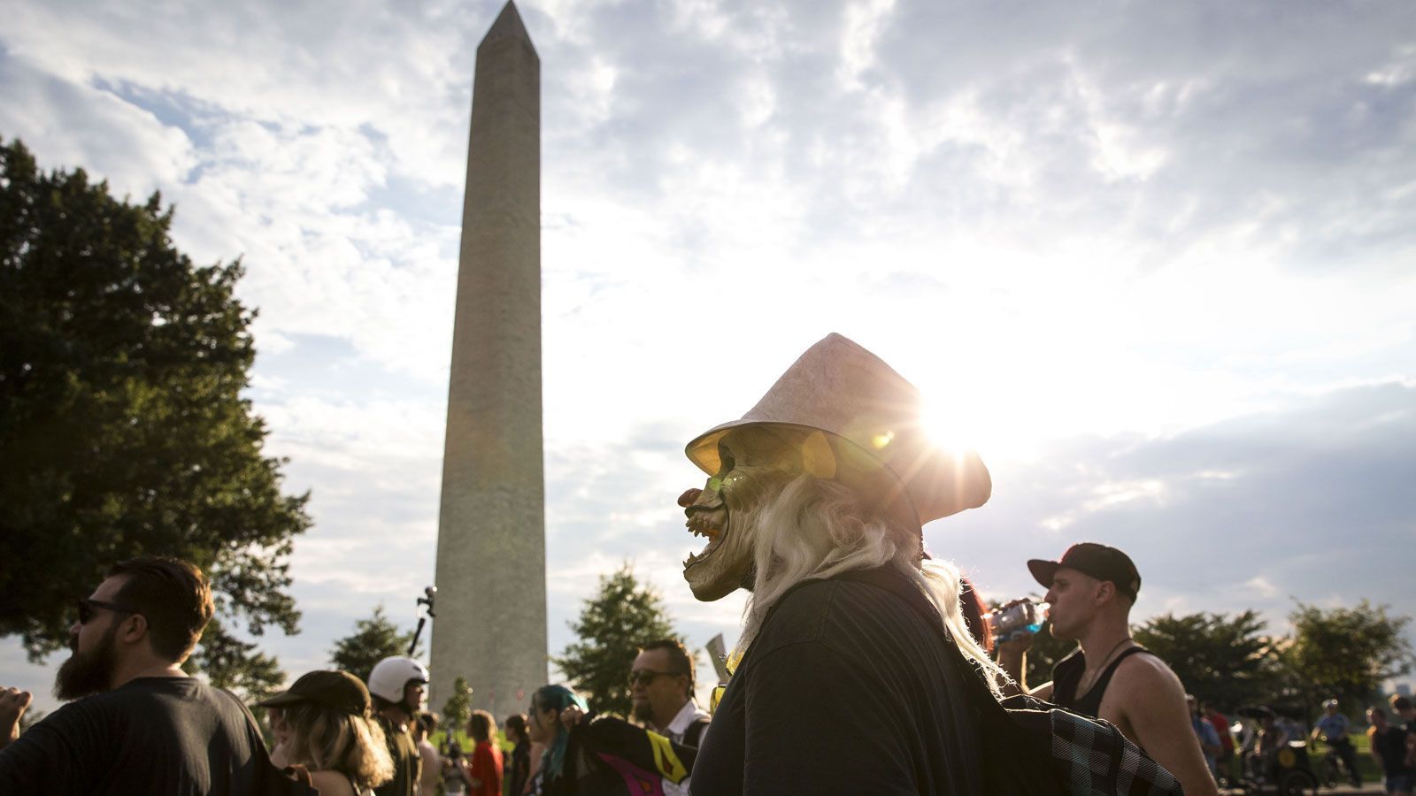 
                <strong>Monuments</strong><br>
                + 700 (acht US-Dollar für einen US-Dollar)
              