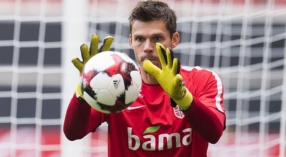 
                <strong>Rune Jarstein (47 Länderspiele)</strong><br>
                Seit Januar 2014 trägt der Keeper das Trikot von Hertha BSC und hat beim Europa-League-Teilnehmer Thomas Kraft auf die Bank verdrängt. In der Nationalmannschaft musste er zeitweise dem Ingolstädter Örjan Nyland den Vorzug geben. Aufgrund dessen Bankrolle bei den Oberbayern hat der 32-Jährige bislang aber alle sieben WM-Quali-Partien bestritten. Diesmal steht Konkurrent Nyland auch gar nicht im Kader.
              