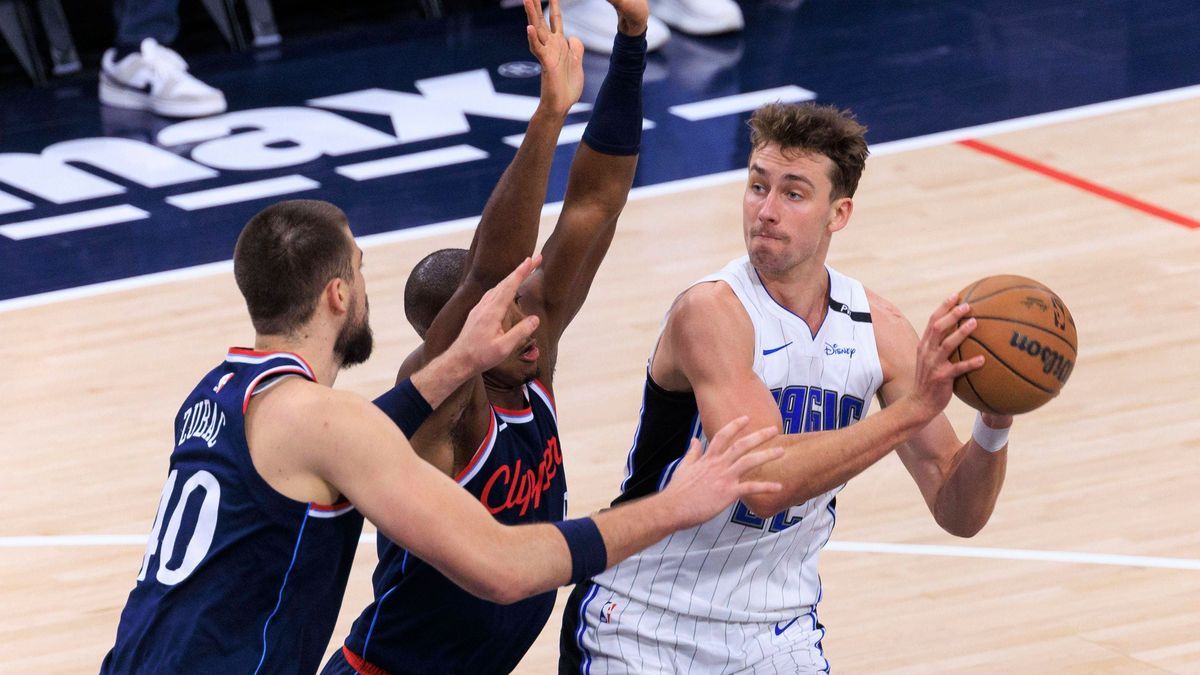 Sport Bilder des Tages November 20, 2024, Inglewood, California, USA: Franz Wagner 22 of the Orlando Magic keeps the ball out of reach of Ivica Zubac 40 and Kris Dunn 8 of the Los Angeles Clippers ...