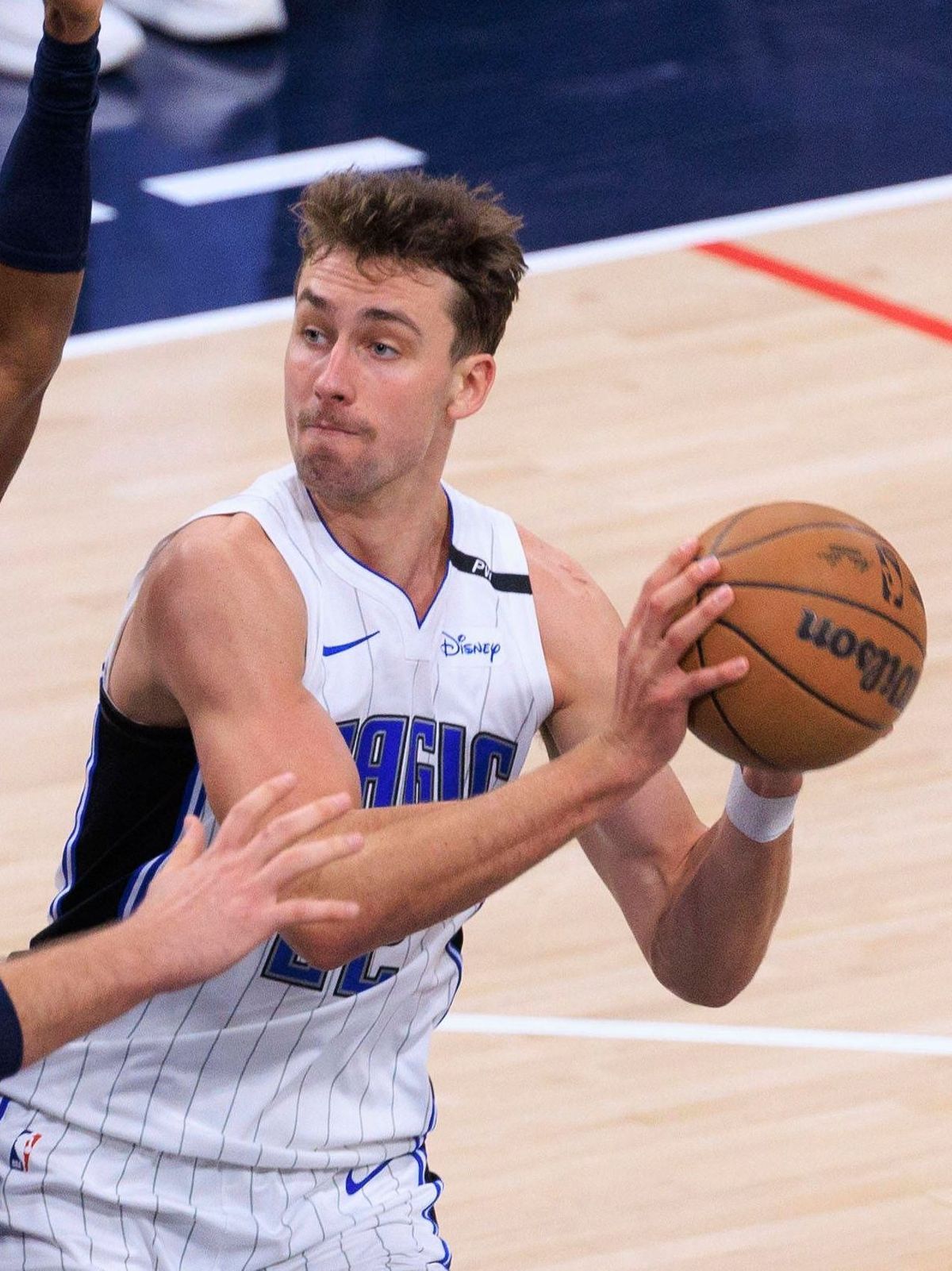 Sport Bilder des Tages November 20, 2024, Inglewood, California, USA: Franz Wagner 22 of the Orlando Magic keeps the ball out of reach of Ivica Zubac 40 and Kris Dunn 8 of the Los Angeles Clippers ...