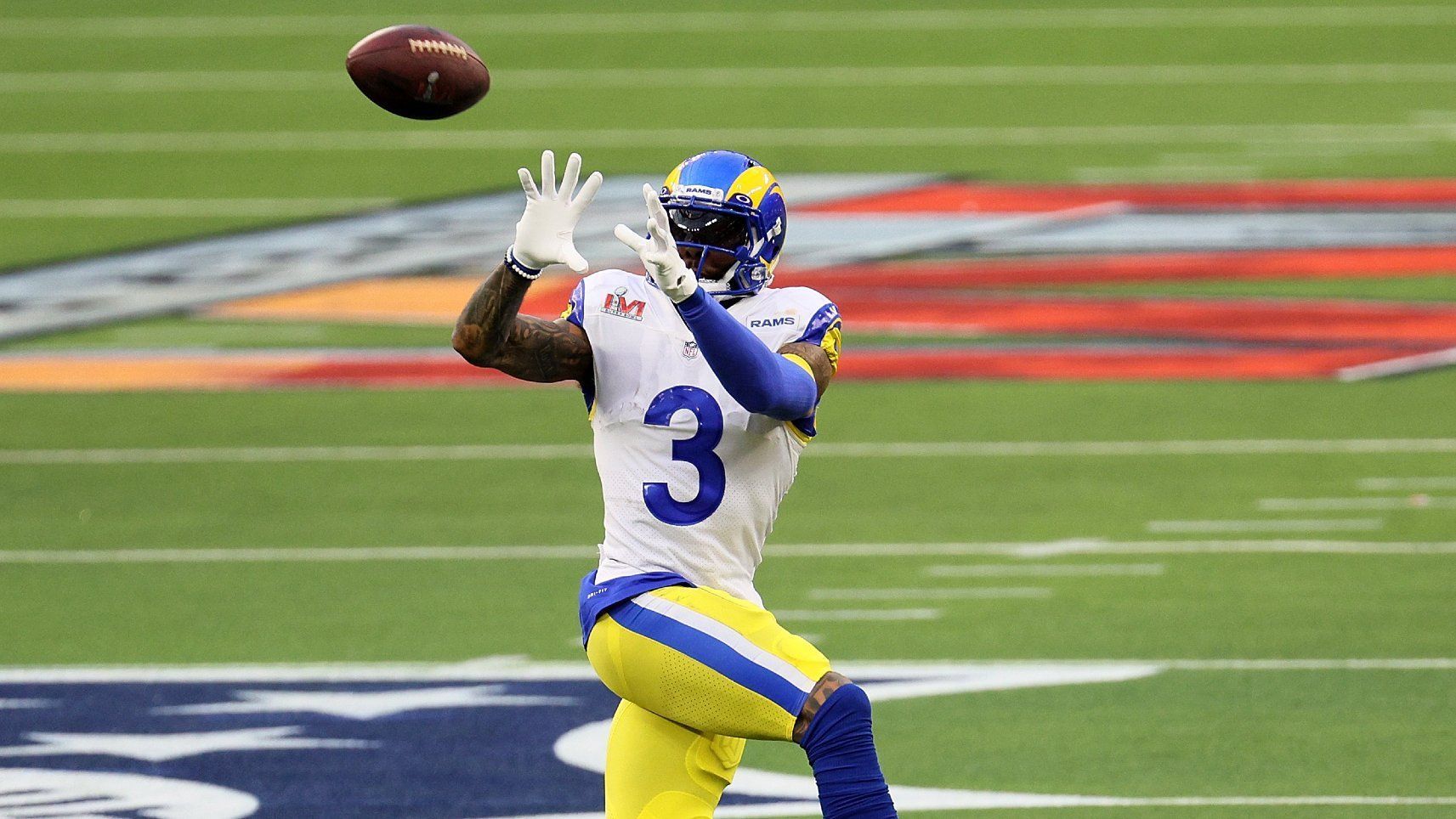 
                <strong>Odell Beckham Jr. (Free Agent) </strong><br>
                Schon im Laufe der vergangenen Saison, als Odell Beckham Jr. plötzlich auf den Markt kam, wurde den Packers großes Interesse am ehemaligen Giants- und Browns-Star nachgesagt. OBJ entschied sich damals allerdings für die Rams und gewann mit Los Angeles den Super Bowl. Nun könnten die Packers einen zweiten Anlauf beim Passempfänger wagen. Die Rams verpflichteten vor kurzem mit Allen Robinson einen weiteren Star-Receiver, weshalb ein OBJ-Verbleib in LA wieder unwahrscheinlicher wurde. Aufgrund eines Kreuzbandrisses im Knie musste Beckham Jr. im Super Bowl frühzeitig vom Platz, könnte allerdings dadurch auch deutlich günstiger für die Packers werden. 
              