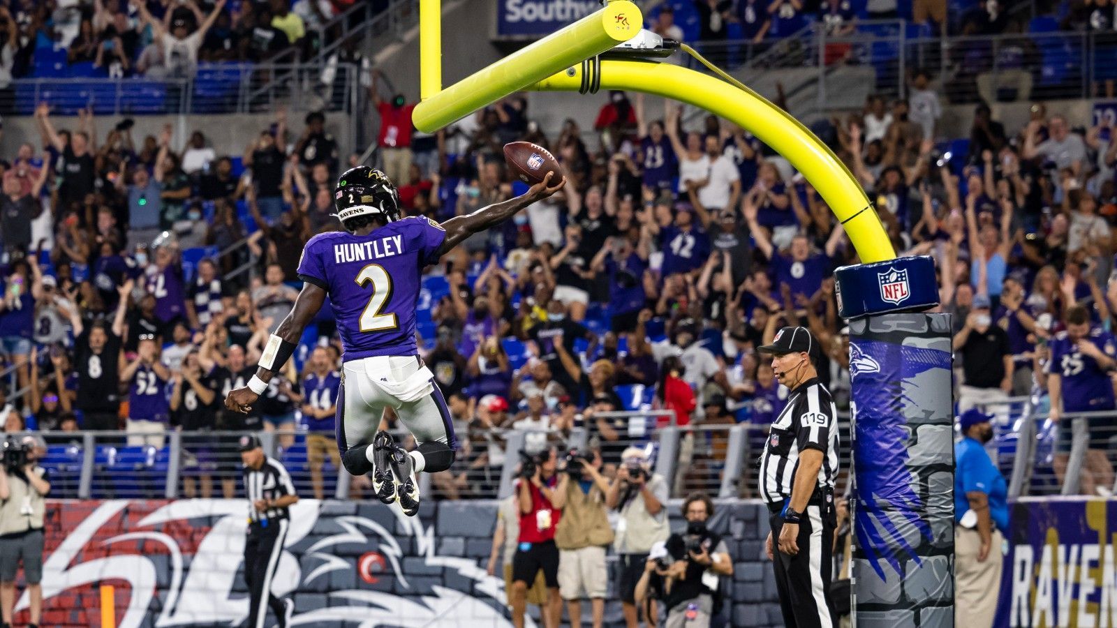 
                <strong>Ravens schreiben Geschichte</strong><br>
                Die Baltimore Ravens haben für einen historischen Moment gesorgt. Gegen die Carolina Panthers siegte das Team mit 20:3 und fuhr damit den 19. Preseason-Sieg in Serie ein. Dies gelang in der Geschichte der NFL bislang nur den Green Bay Packers unter Vince Lombardi. Schon in der kommenden Woche könnte sich das Team um Lamar Jackson zum alleinigen Rekordhalter krönen.
              
