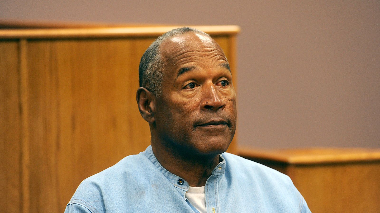 <strong>O.J. Simpson: Die vielschichtige Karriere in Bildern<br></strong>2007 wurde Simpson wegen eines Überfalls in einem Hotel in Las Vegas zu einer 33-jährigen Haftstrafe verurteilt wurde. Er hatte gemeinsam mit Komplizen in Las Vegas zwei Sammler von Fan-Artikeln mit Waffengewalt zur Herausgabe von Devotionalien gezwungen. 2017 wurde er vorzeitig entlassen. Er verstarb am 11. April 2024.&nbsp;