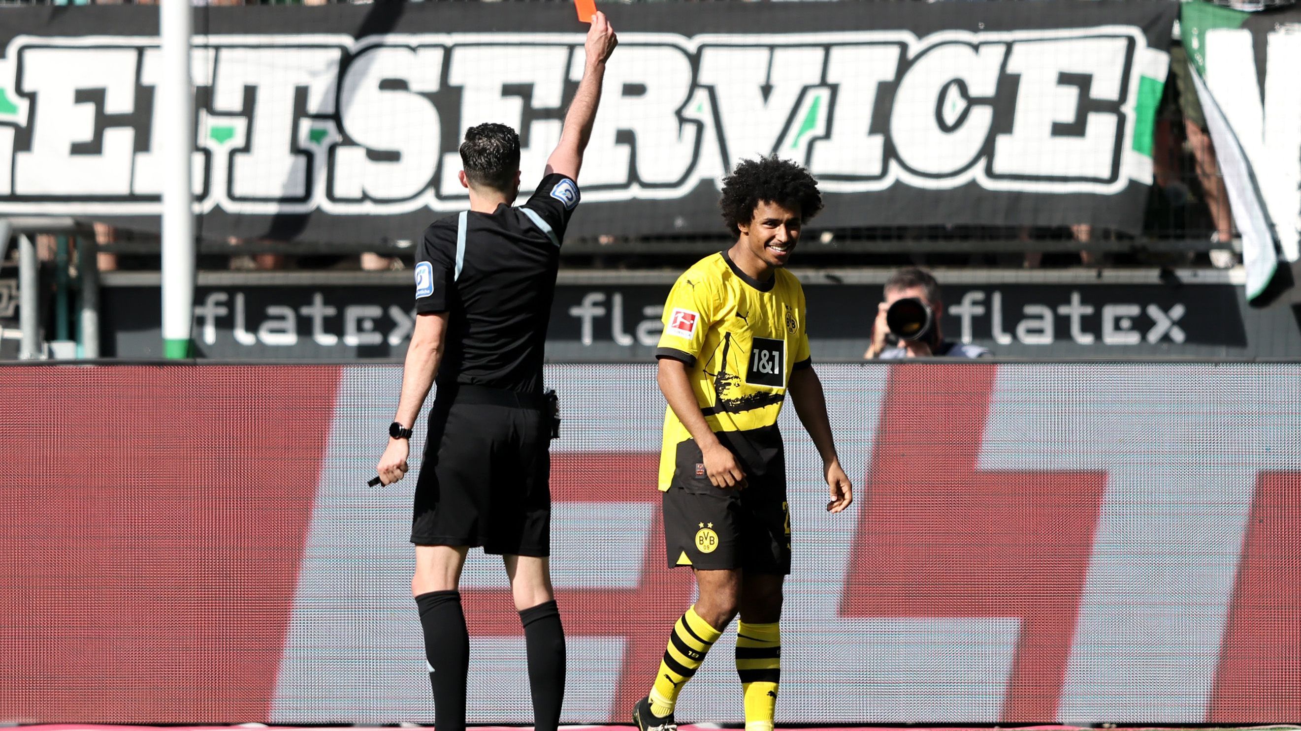 <strong>Karim Adeyemi</strong><br>Völlig gebrauchter Nachmittag für den Offensivspieler. Spielerisch ohne jeden Einfluss, geht auf seiner rechten Seite völlig unter. Holt sich kurz vor der Halbzeitpause eine unnötige Gelbe ab und fliegt nach einem weiteren vermeidbaren Foul nach 55 Minuten vom Platz. <strong><em>ran</em>-Note: 6</strong>