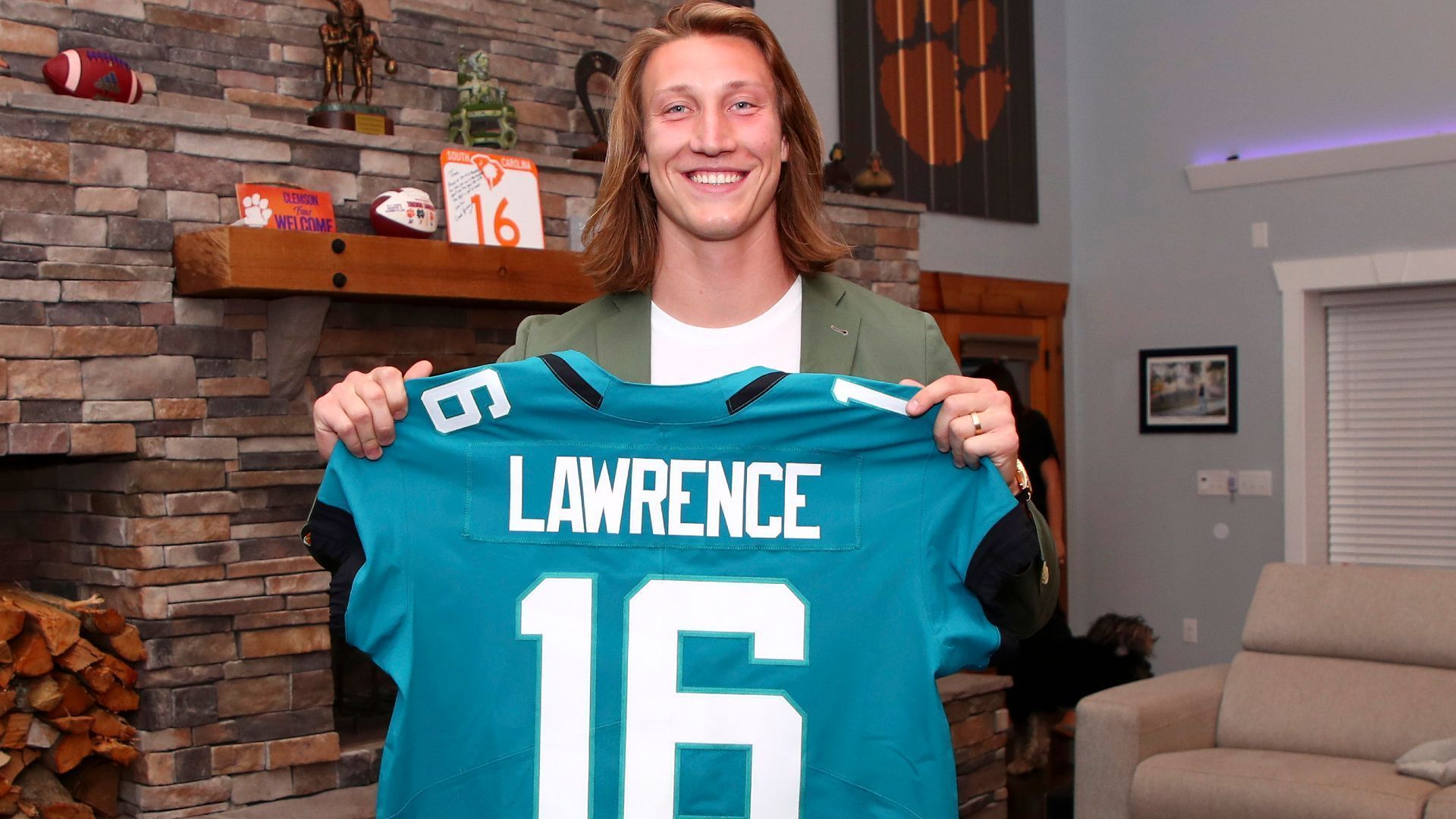 
                <strong>Gewinner: Jacksonville Jaguars</strong><br>
                Die Spatzen pfiffen es lange von den Dächern, nun ist es offiziell: Die Jaguars schnappten sich mit dem ersten Pick Trevor Lawrence und können mit einem der besten Quarterback-Talente der jüngeren College-Geschichte eine neue Ära in Jacksonville einleiten. Doch nicht nur der Pick ihres neuen Spielmachers überzeugt: Mit Running Back Travis Etienne, der am selben College wie Lawrence spielte, halten sie ein erfolgreiches Duo aus den vergangenen Jahren beisammen. Offensive Tackle Walker Little, der in der zweiten Runde ausgewählt wurde, gilt, wenn er fit bleibt, als einer der besten O-Liner des Drafts. Mit Investitionen in die Defense in den späteren Runden verschaffen die Jaguars der sich im Umbruch befinden Verteidigung die nötige Tiefe. Das neue Zeitalter in Florida kann beginnen! 
              