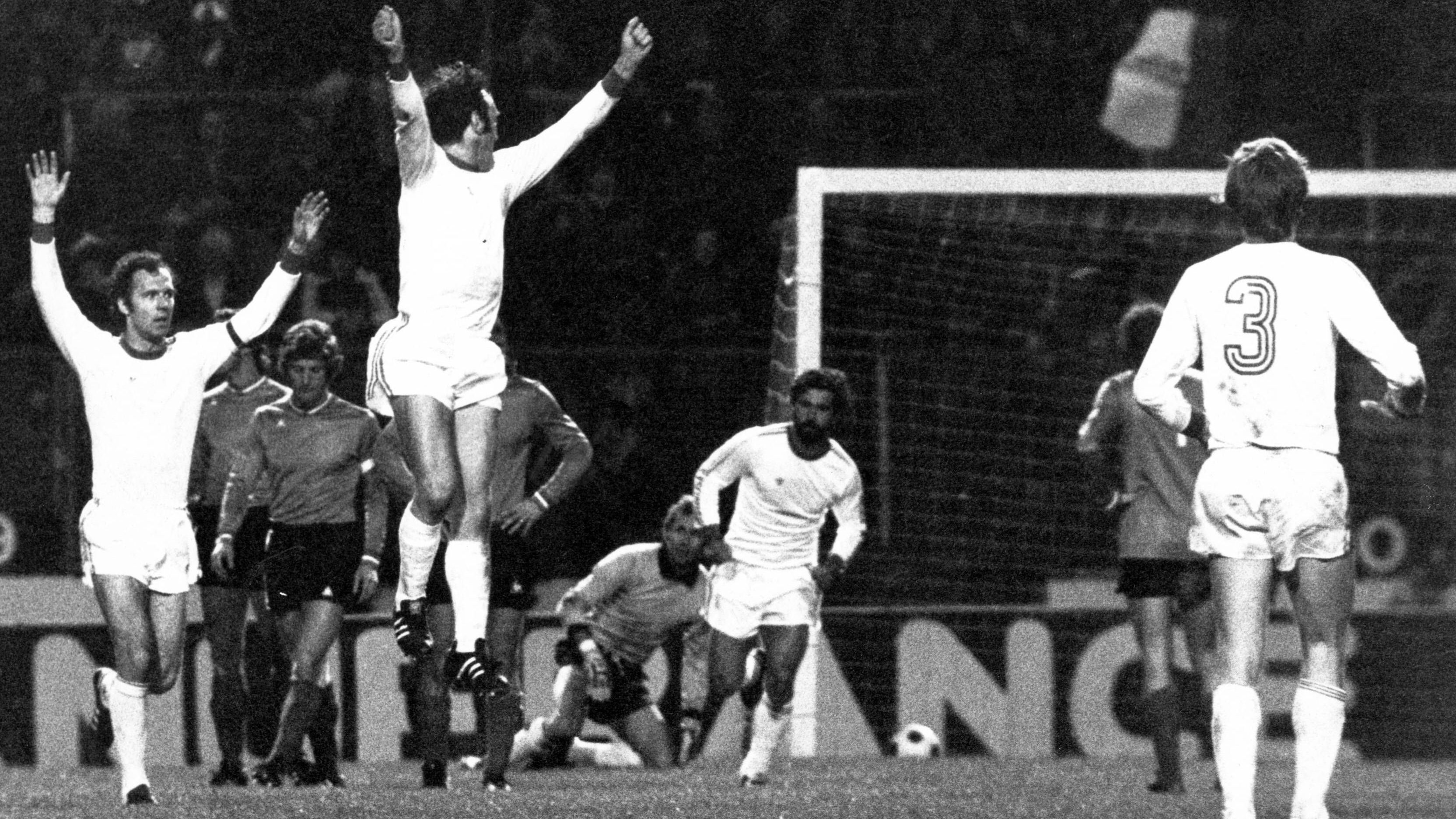 <strong>12. Mai 1976: FC Bayern München vs. AS Saint-Etienne - Endstand: 1:0</strong><br>Wiederum ein Jahr später machten die Bayern ihren Titel-Hattrick in der Königsklasse perfekt. Und wieder war Franz Roth einer der Hauptprotagonisten. Im Glasgower Hampden Park erzielte er gegen AS Saint-Etienne das goldene Tor zum 1:0-Sieg.