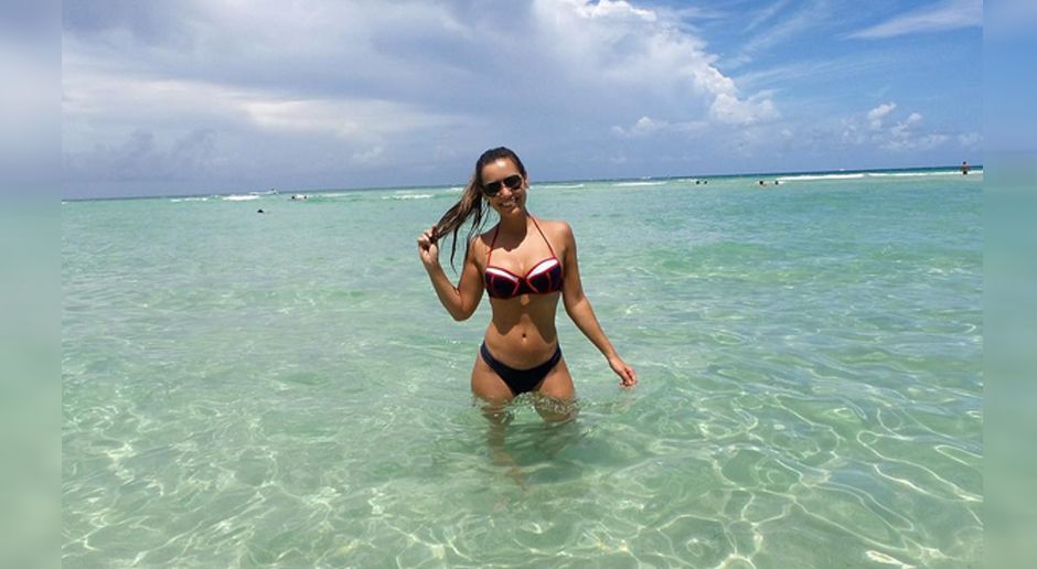 
                <strong>Luciana Andrade</strong><br>
                ran proudly presents: UFC-Girl Luciana Andrade. Die kurvige Brünette kommt aus dem schönen Brasilien. Kein Wunder also, dass Luciana den Strand und das Meer mag. Egal ob stehend ...
              