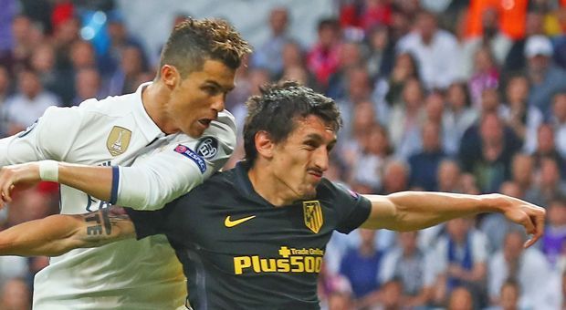 
                <strong>Stefan Savic (Atletico Madrid)</strong><br>
                Schon nach zehn Minuten mit dem ersten Patzer: CR7 entwischt dem Atletico-Innenverteidiger und köpft zum 1:0 ein, Savic guckt in die Röhre. Danach bereitet ihm vor allem Benzema Probleme, Savic muss sich immer wieder auf die Hilfe von Nebenmann Godin verlassen. Kommt bei einer Grätsche gegen Ronaldo kurz nach Wiederbeginn zu spät und hat Glück, dass er nicht Gelb sieht. Prallt vor Ronaldos zweitem Tor förmlich an Benzema ab, der legt daraufhin in aller Seelenruhe zu CR7 ab - 0:2. Auch bei Ronaldos drittem Treffer nur staunender Beobachter. ran-Note: 5
              