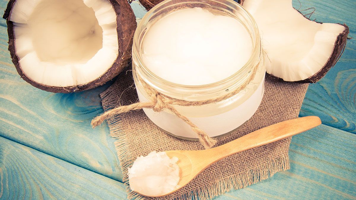 Die Kokosnuss ist bekanntlich ein wahres Beauty-Mittel – warum du auch in deiner Zahnpflege-Routine auf Kokosöl setzen solltest, und warum sich dies positiv auf deine Mundgesundheit auswirkt, liest du im Beauty-Artikel. 