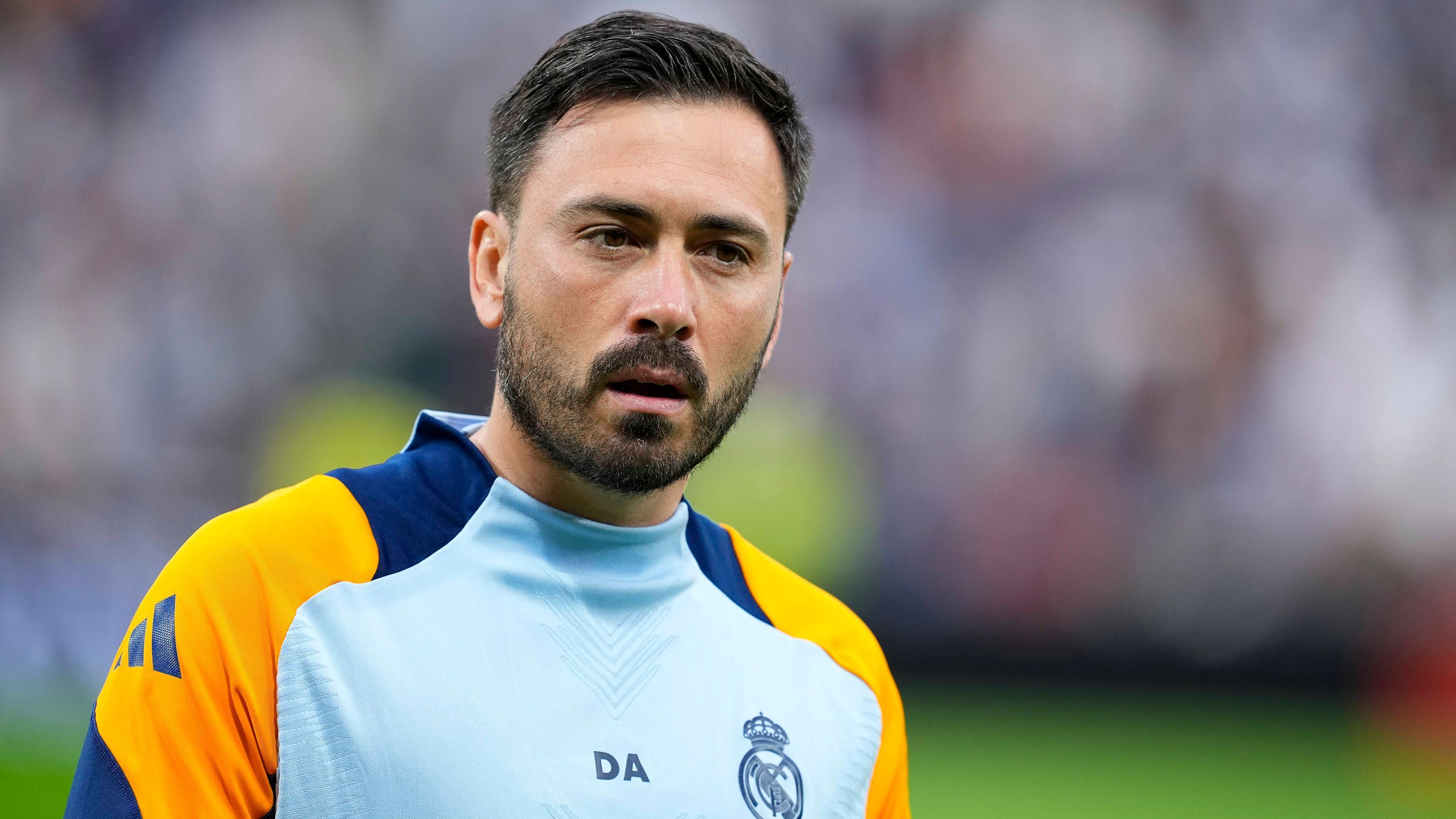 <strong>Davide Ancelotti (Real Madrid)</strong><br>... dadurch, dass Ancelotti seit rund zwölf Jahren im Trainerstab seines Vaters ist, spricht der 35-Jährige mehrere Sprachen - darunter auch Deutsch aus der Zeit beim FC Bayern. Er soll bei den Leipzigern neben den Wunschkandidaten Cesc Fabregas und Oliver Glasner als Alternative gelten.