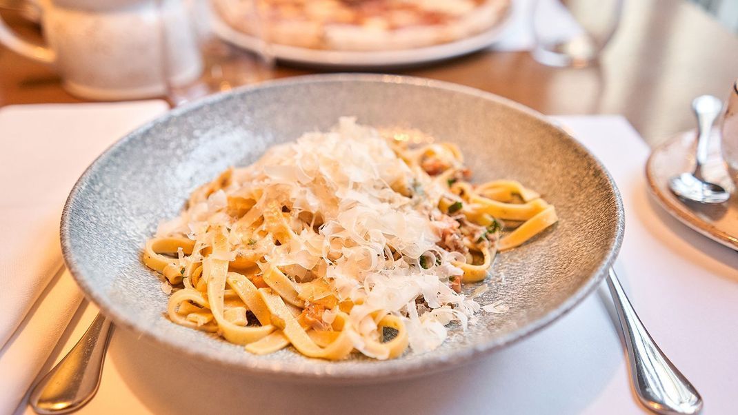 One Pot Pasta ist nicht nur super praktisch, weil es so schnell geht - mit Kürbis schmeckt dieses Rezept auch noch super lecker.