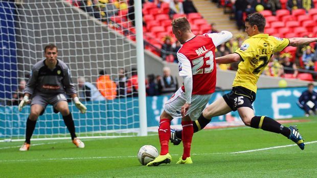 
                <strong>David Ball (Fleetwood Town)</strong><br>
                David Ball: In der dritthöchsten englischen Spielklasse fiel ebenfalls ein Traumtor. David Ball (l.) von Fleetwood Town konnte nach einem wundervollen Lupfer jubeln. 
              