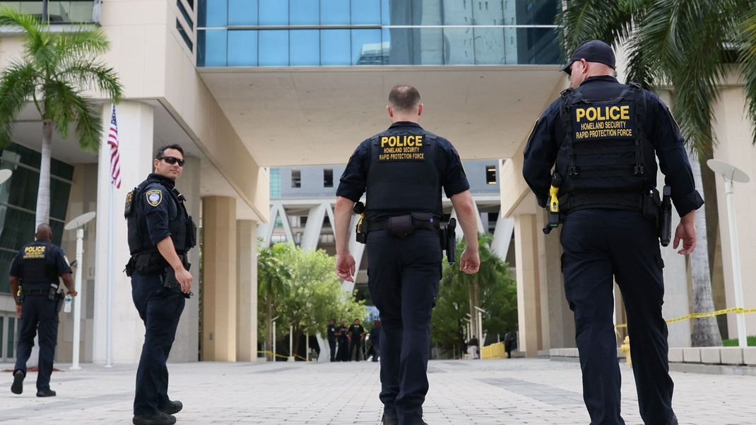 Die Homeland Security Polizei vor dem Wilkie D. Ferguson Jr. United States Gerichtsgebäude, wo Ex-US-Präsident Donald Trump erscheinen muss.