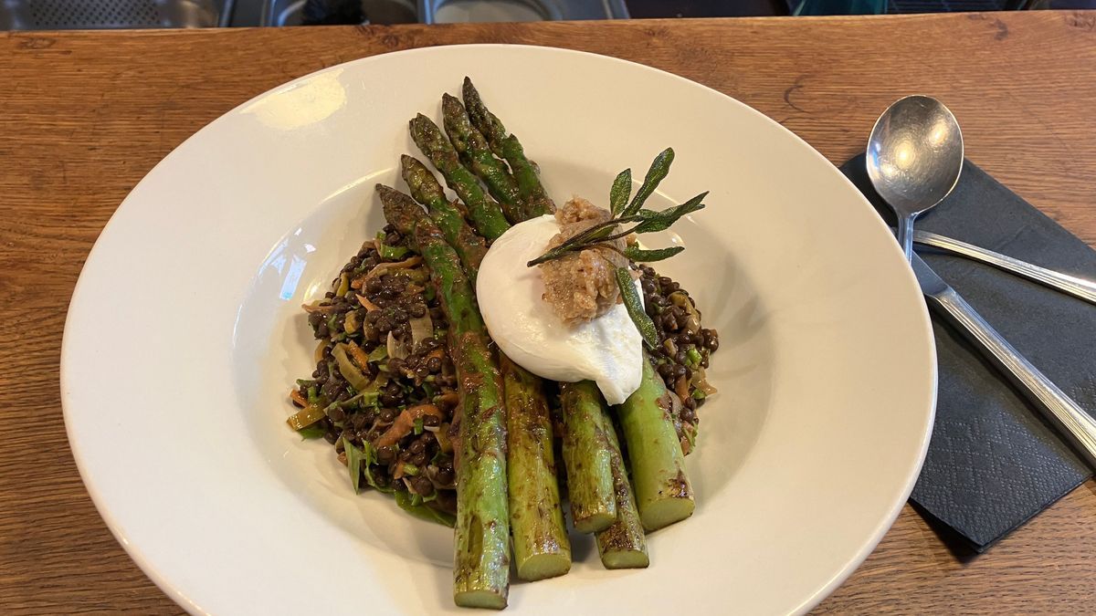 Pochiertes Ei mit Spargel, warmen Linsensalat und Dattel-Haselnuss-Püree