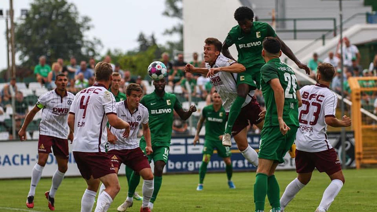 
                <strong>Chemie Leipzig - BFC Dynamo (Sachsen)</strong><br>
                Beim Regionalliga-Duell zwischen Chemie Leipzig und BFC Dynamo (1:2) waren 1000 Personen zugelassen. Allerdings mit dem entscheidenden Unterschied zu Chemnitz, dass bei den Leipzigern Spieler, Betreuer und Ordnungsdienst eben nicht zu diesem 1000-Personen-Kontingent dazugezählt wurden. Nach dem Einlass mussten sich die Zuschauer in ein sogenanntes Cluster setzen, zudem wurde nach Spielbeginn die Eintrittskarten durch Ordner erneut gescannt. So soll später bei möglichen Corona-Infektionen nachvollzogen werden können, welche Person im Stadion wo saß, damit für diesen Fall nicht alle Stadionbesucher in Quarantäne müssten. Die Chemie-Fans machten mit Gesängen während des Spiels gegen den Berliner Rivalen auch ordentlich Stimmung.
              