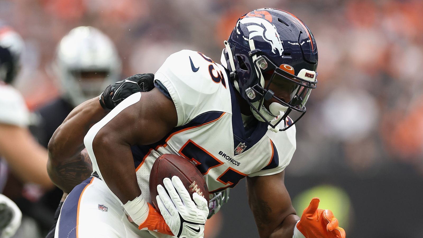 
                <strong>28. Denver Broncos</strong><br>
                Bloß gesund bleiben! Bei Javonte Williams blitzte in vielen Spielen das Potenzial auf, doch dann kam die Verletzung. Mit Samaje Perine hat man einen guten Ersatz geholt, der bei den Cincinnati Bengals vergangene Saison teils überragend spielte. Mit Sean Payton als neuem Head Coach gibt es sicherlich auch einige Spielzüge aus der Trickkiste. Insgesamt geht es aber nicht über Platz 28 hinaus.RB1: Williams, Javonte - RB2: Perine, Samaje - RB3: Jones Jr., TonyWeitere RBs: Crockett, Damarea - Badie, Tyler - McLaughlin, Jaleel
              