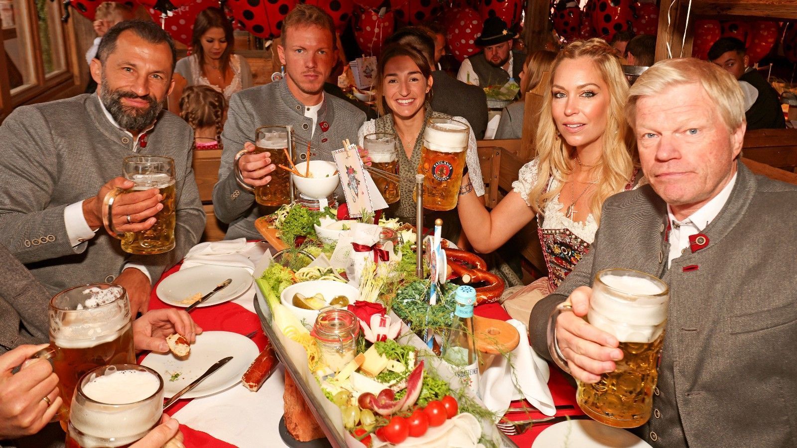 
                <strong>Verhaltene Stimmung bei den Bossen</strong><br>
                Der Führungsriege sah mal derweil die angespannte Stimmung durchaus an. Allzu glücklich blicken Hasan Salihamidzic, Julian Nagelsmann und Oliver Kahn nicht drei. Nur Lena Wurzenberger und Svenja Kahn scheinen die Stimmung etwas heben zu können.
              